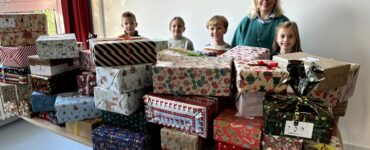 Zahlreiche Pakete für den „Weihnachtspäckchenkonvoi“ wurden von Familien unserer Schule für die Hilfsaktion abgegeben. Vielen Dank allen, die diese Aktion so wunderbar unterstützt haben! Foto: Heilig-Geist-Schule / Rothermundt