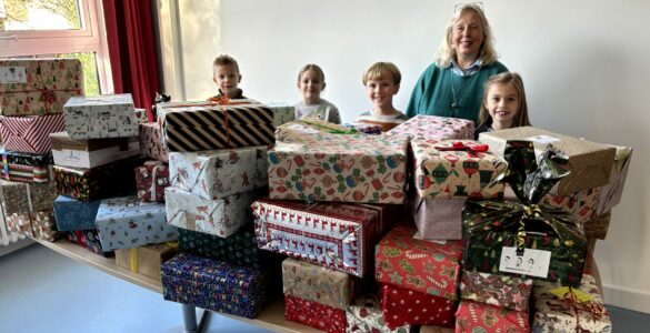 Zahlreiche Pakete für den „Weihnachtspäckchenkonvoi“ wurden von Familien unserer Schule für die Hilfsaktion abgegeben. Vielen Dank allen, die diese Aktion so wunderbar unterstützt haben! Foto: Heilig-Geist-Schule / Rothermundt