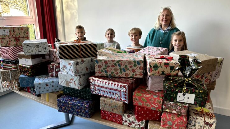 Zahlreiche Pakete für den „Weihnachtspäckchenkonvoi“ wurden von Familien unserer Schule für die Hilfsaktion abgegeben. Vielen Dank allen, die diese Aktion so wunderbar unterstützt haben! Foto: Heilig-Geist-Schule / Rothermundt